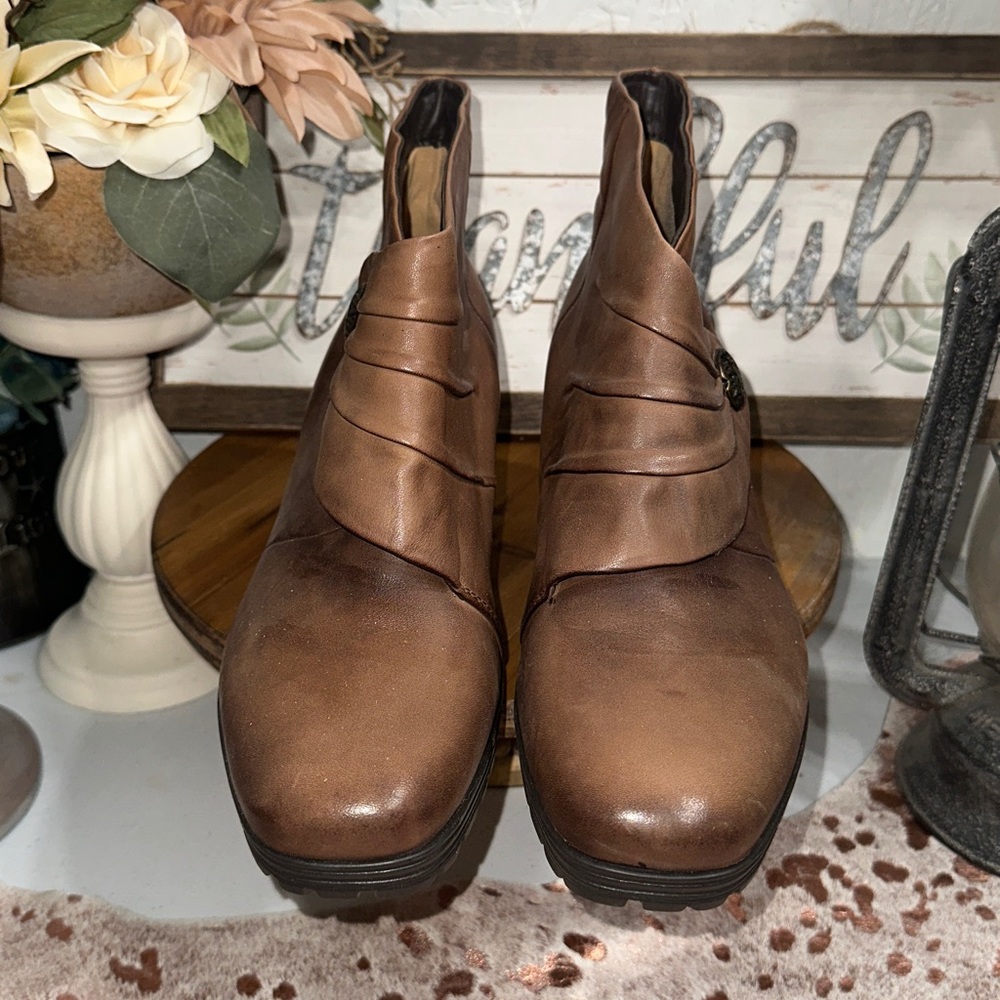 NWT Earth leather wedge heel booties